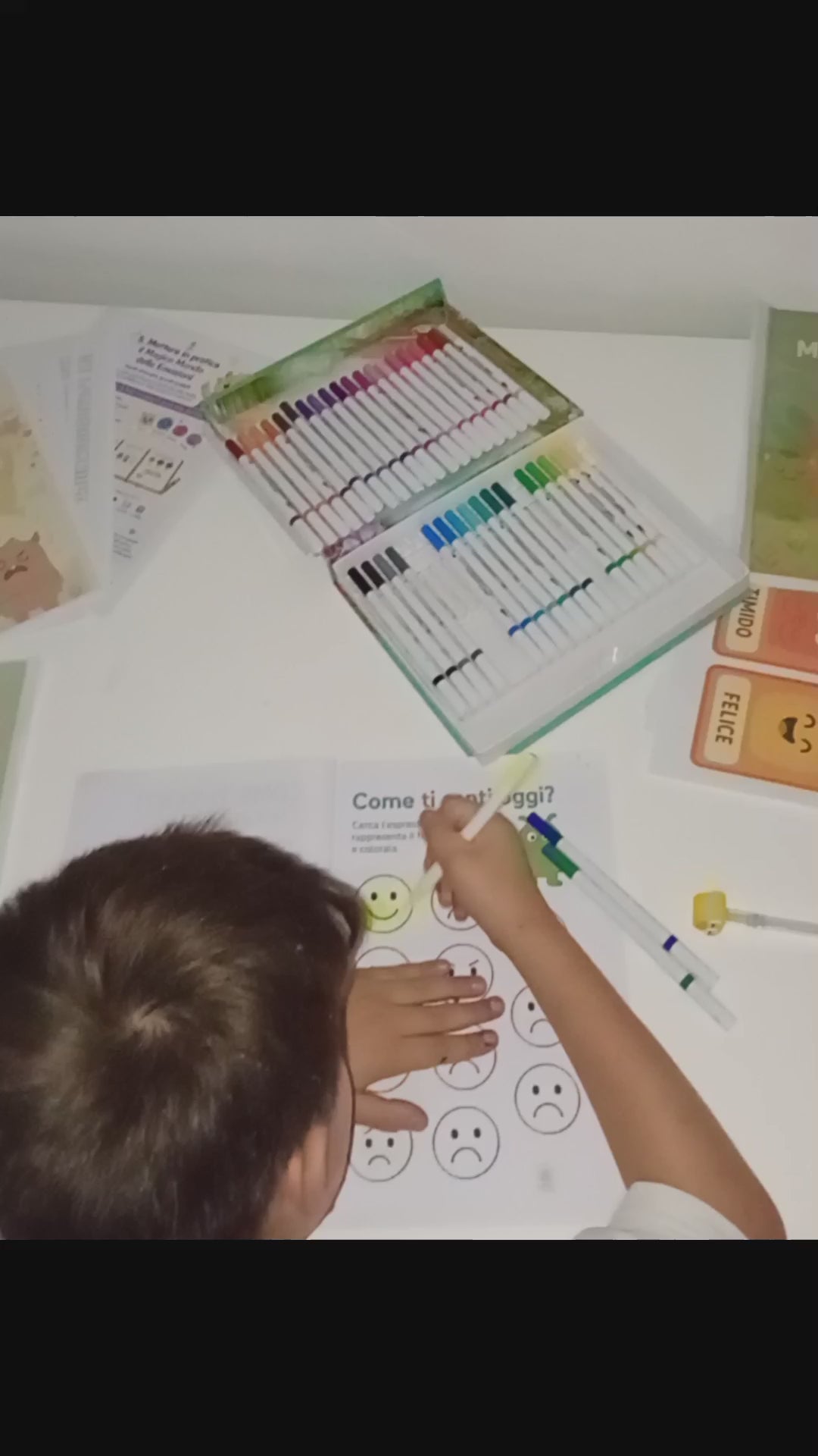 Carica il video: Schede, attività e strumenti pratici per parlare di emozioni in modo naturale.Quello che mi piace è che questo video rende il progetto molto più credibile. Molti prodotti digitali mostrano solo copertine e mockup; tu stai mostrando un bambino che lo utilizza realmente.